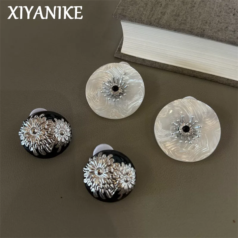 

XIYANIKE Embossed Daisy Flower Ear Stud Piercing Earrings For Women Lady Vintage Fashion New Jewelry Gift Party серьги