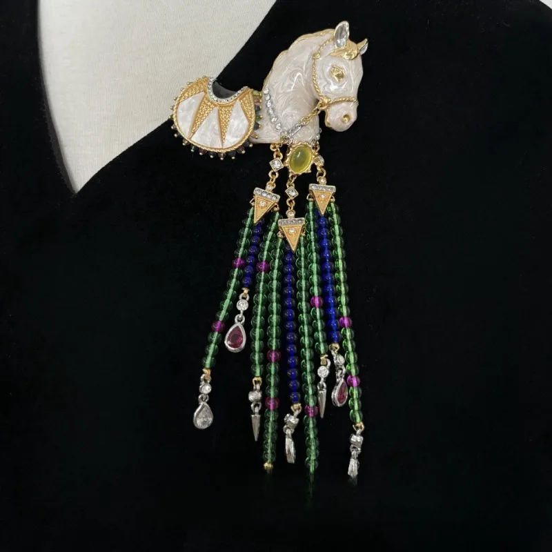 

Retro Fashion Luxury Palace White Enamel Horse Women's Brooch Designer Gemstone Tassel Gold-plated Women's Animal Horse Brooch