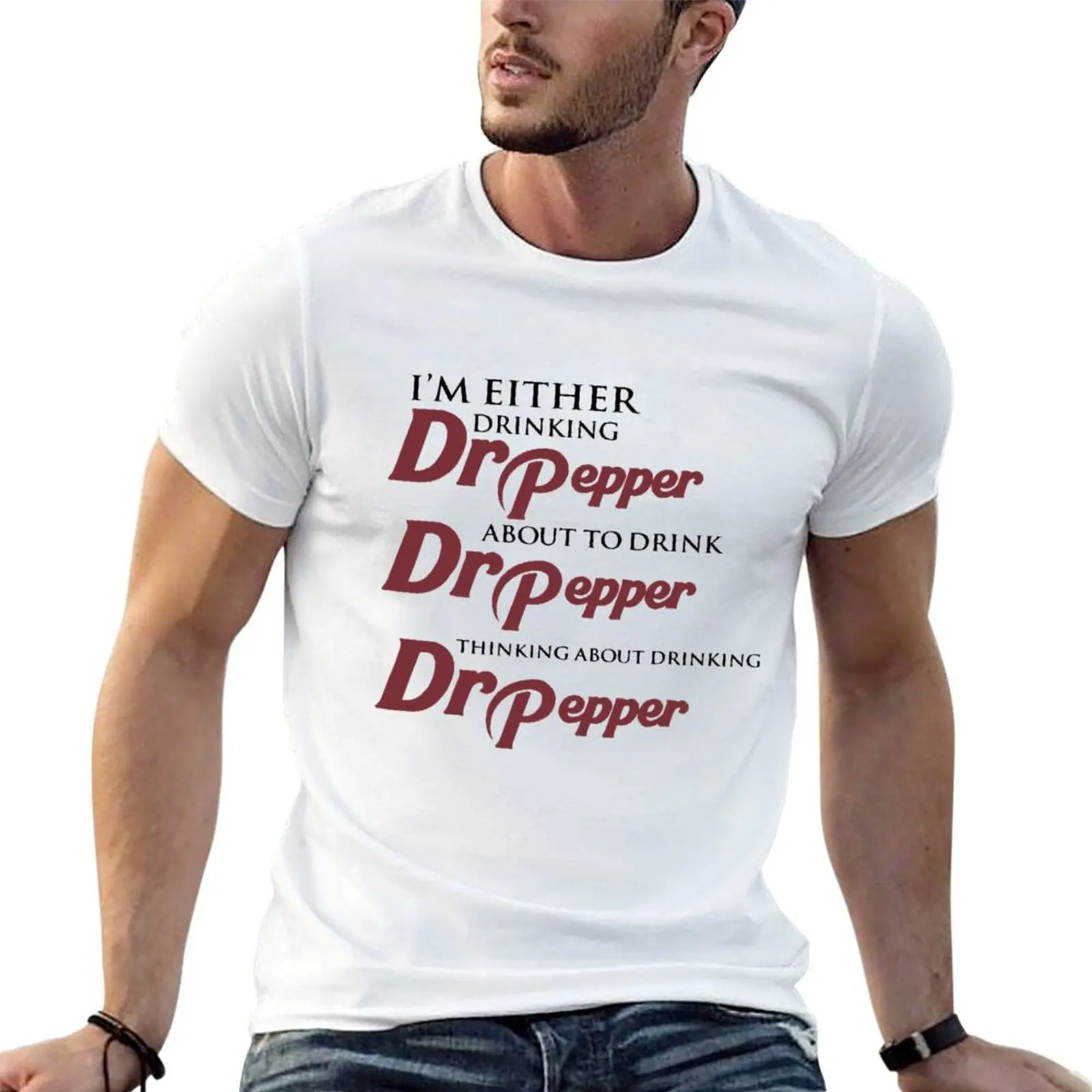 O me estoy poniendo una bebida de Dr Pepper, o me estoy por beber una bebida de Dr Pepper, o me estoy pensando en beber una bebida de Dr Pepper. Camiseta para hombre.
