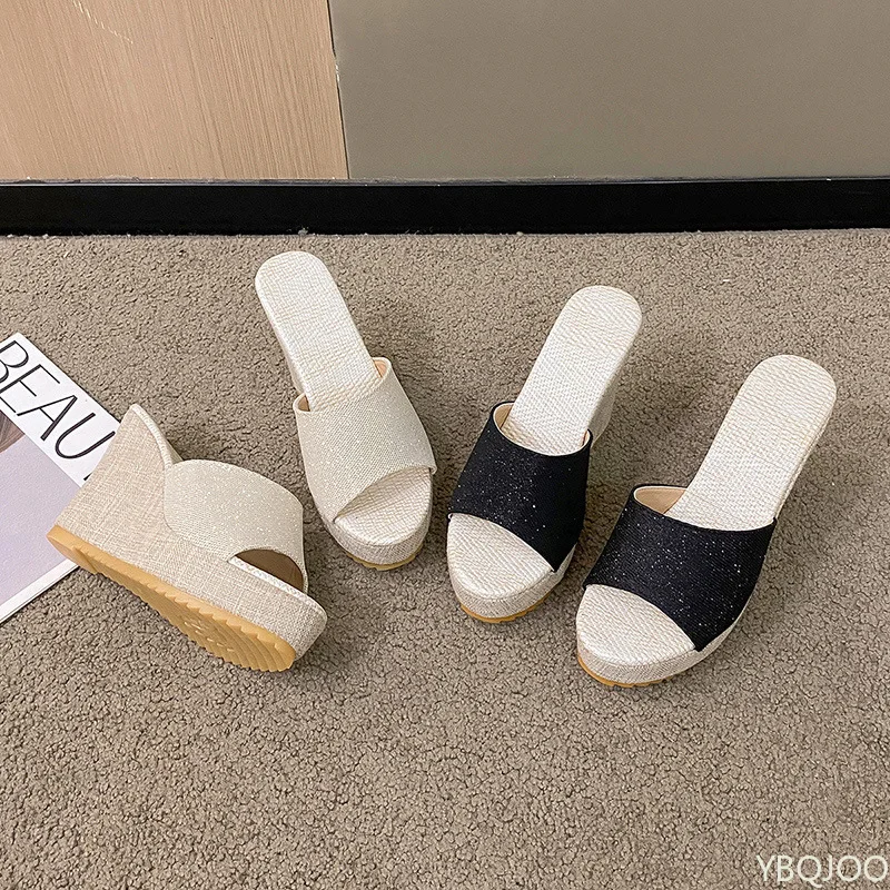 مجموعة كبيرة الحجم ذات الكعب العالي يرتدي النعال للنساء في صيف 2026 نمط جديد للارتداء في الهواء الطلق قطعة واحدة سحب غير رسمية للنساء