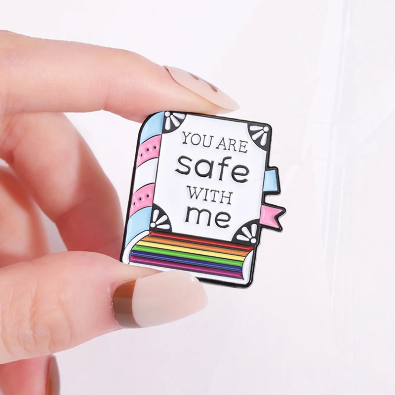 With Me Creative Read Inspirational Books Rainbow Metal Badge abbigliamento Punk spilla con risvolto gioielli libri arcobaleno spilla smaltata sicura