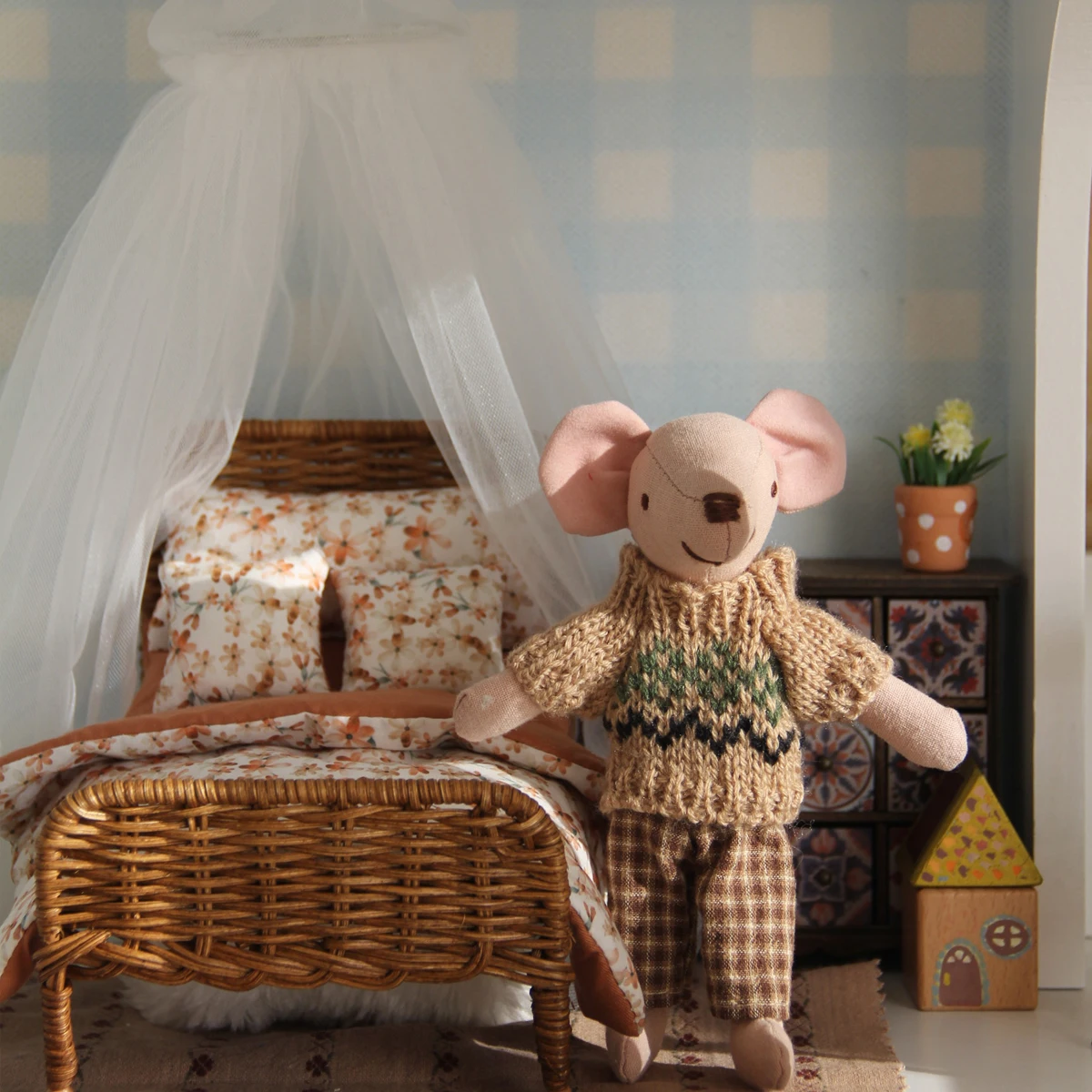 أثاث مقلد مصغر بمقياس 1:8-1:12: سرير الروطان L-16 سم مع طقم سرير مكون من 3 قطع، ومظلة سرير، وماوس تلبيس H-15 سم، مناسب لتزيين بيت الدمى BJD/OB11 #1