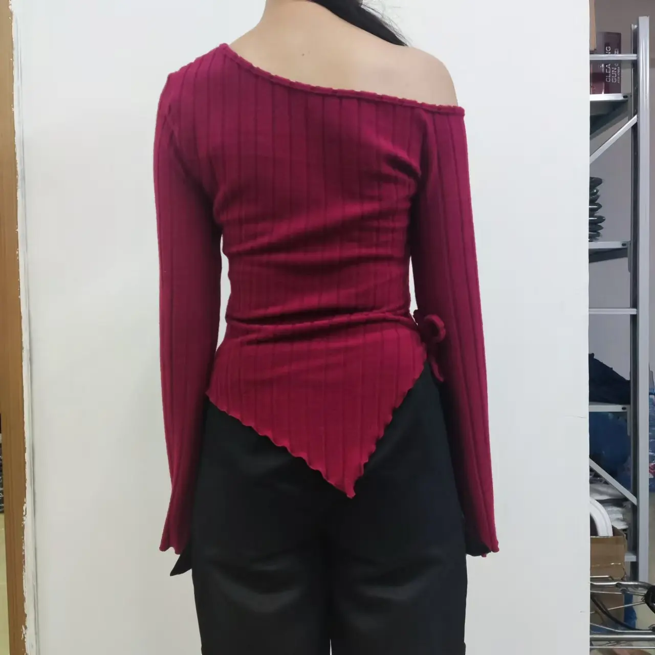 Damen Einfarbiges Schulterfreies Langarm-Shirt mit Asymmetrischem Schnitt, Elegantes Casual Street-Style Top mit Trompetenärmeln – Detail 20