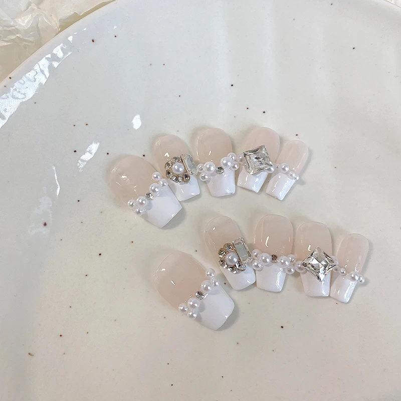 

10 hand pressed short square nails, beautiful fake nails, adorned with nude pearls and diamonds, suitable for women to use