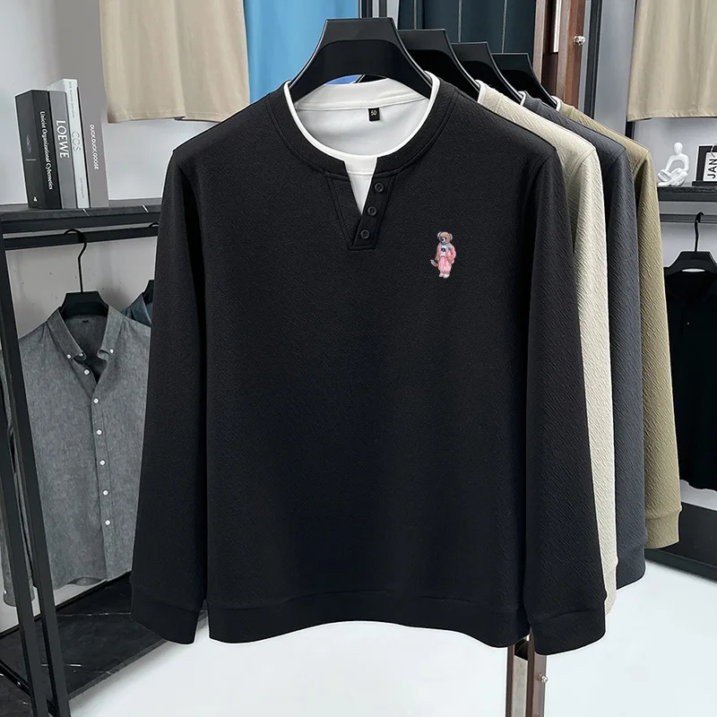 Herbstliche Herren-T-Shirts mit Rundhalsausschnitt und Fake-Two-Design, exquisit besticktes Langarm-Oberteil mit Rundhalsausschnitt, lässige Mode-Markenkleidung für Männer. – Detail 12