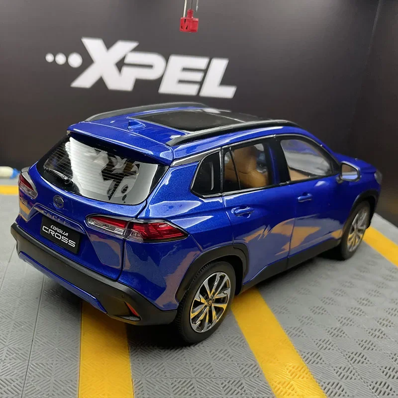 1/18 مقياس تويوتا كورولا كروس SUV يموت الصب سبيكة سيارة نموذج المركبات محاكاة جمع الحلي الهدايا التذكارية ألعاب للأولاد هدية