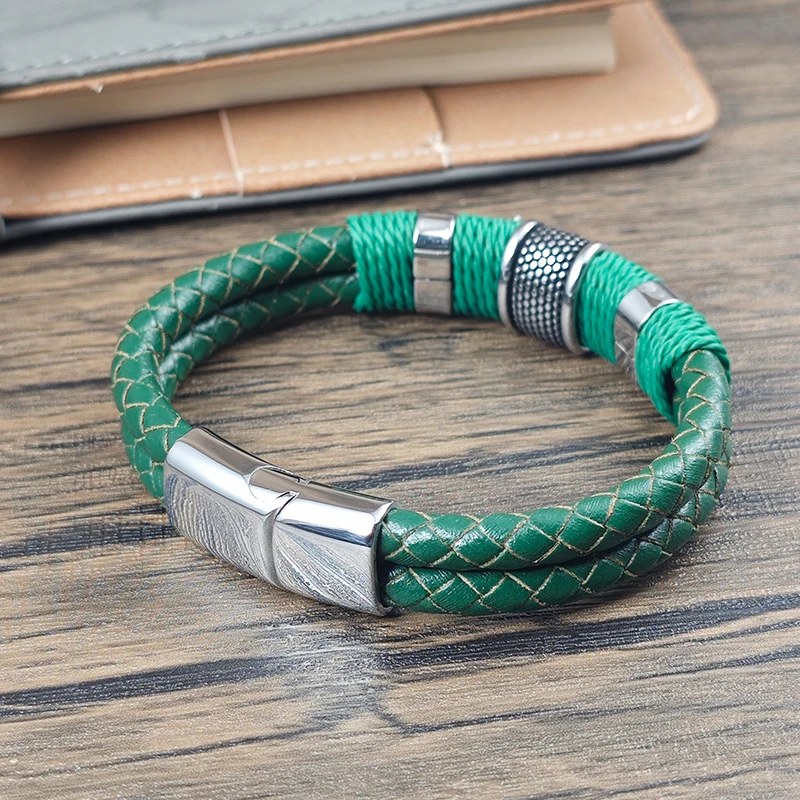 5 Farben zur Auswahl: Herren-Armband aus geflochtenem Leder und Edelstahl mit Perlenanhänger und Magnetverschluss – Lässiges Armband für den Alltag – Detail 6