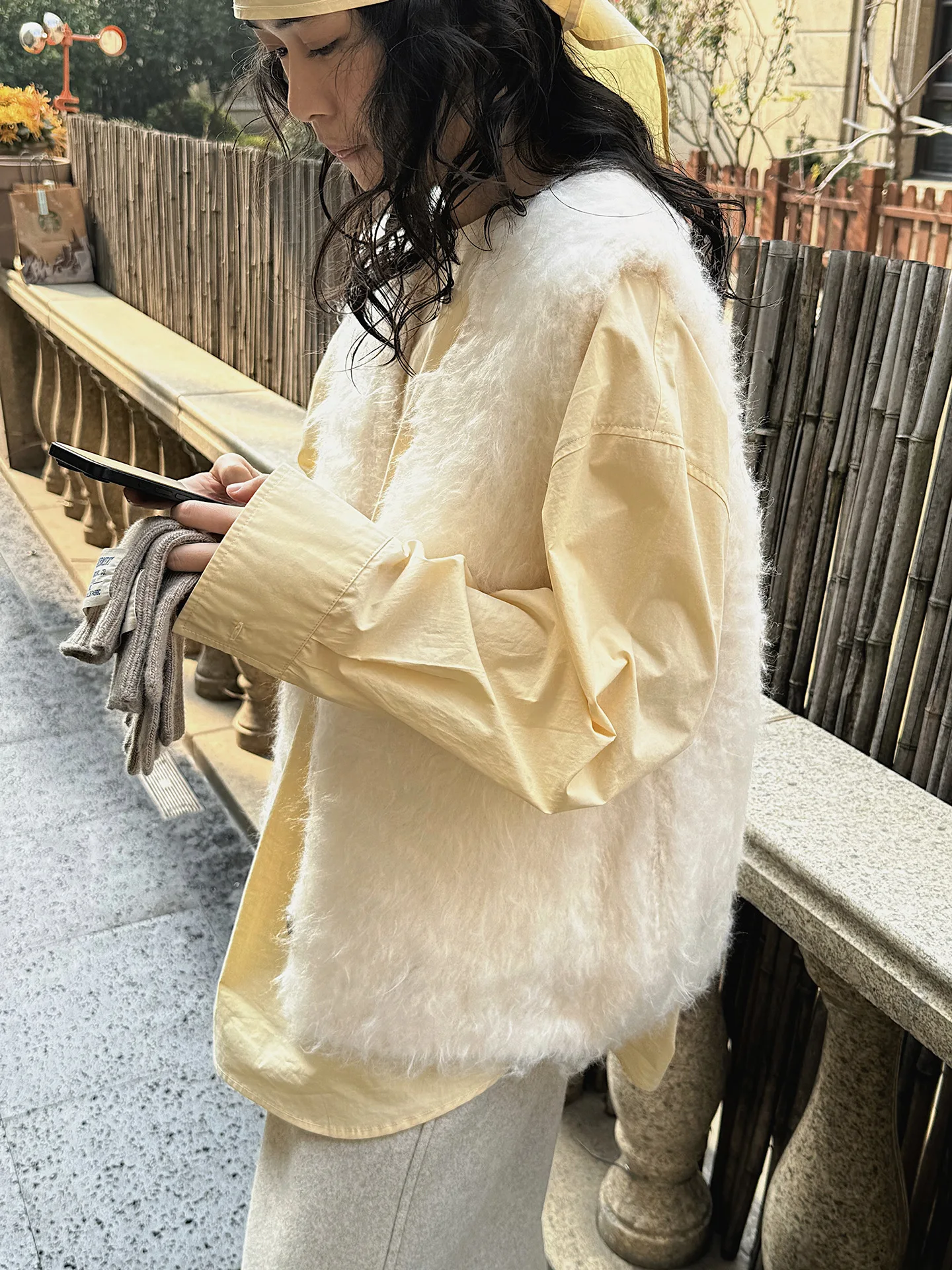 Zimowa, nowa, koreańska wersja, prosta i modna kamizelka z wełny z dekoltem w serek, zapinana na guziki, pluszowa, wyszczuplająca, bez rękawów dla kobiet.