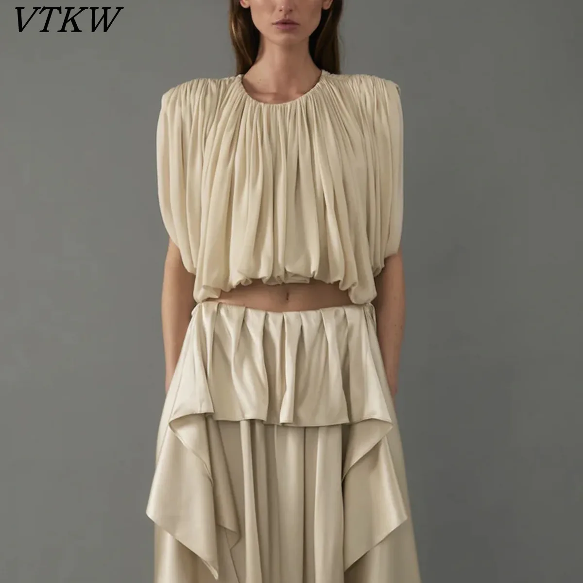 

VTKW 2026 Новинка: Женский укороченный топ без рукавов с драпировкой, вырезами на спине, из атласной ткани, однотонный, элегантная блузка для вечеринок