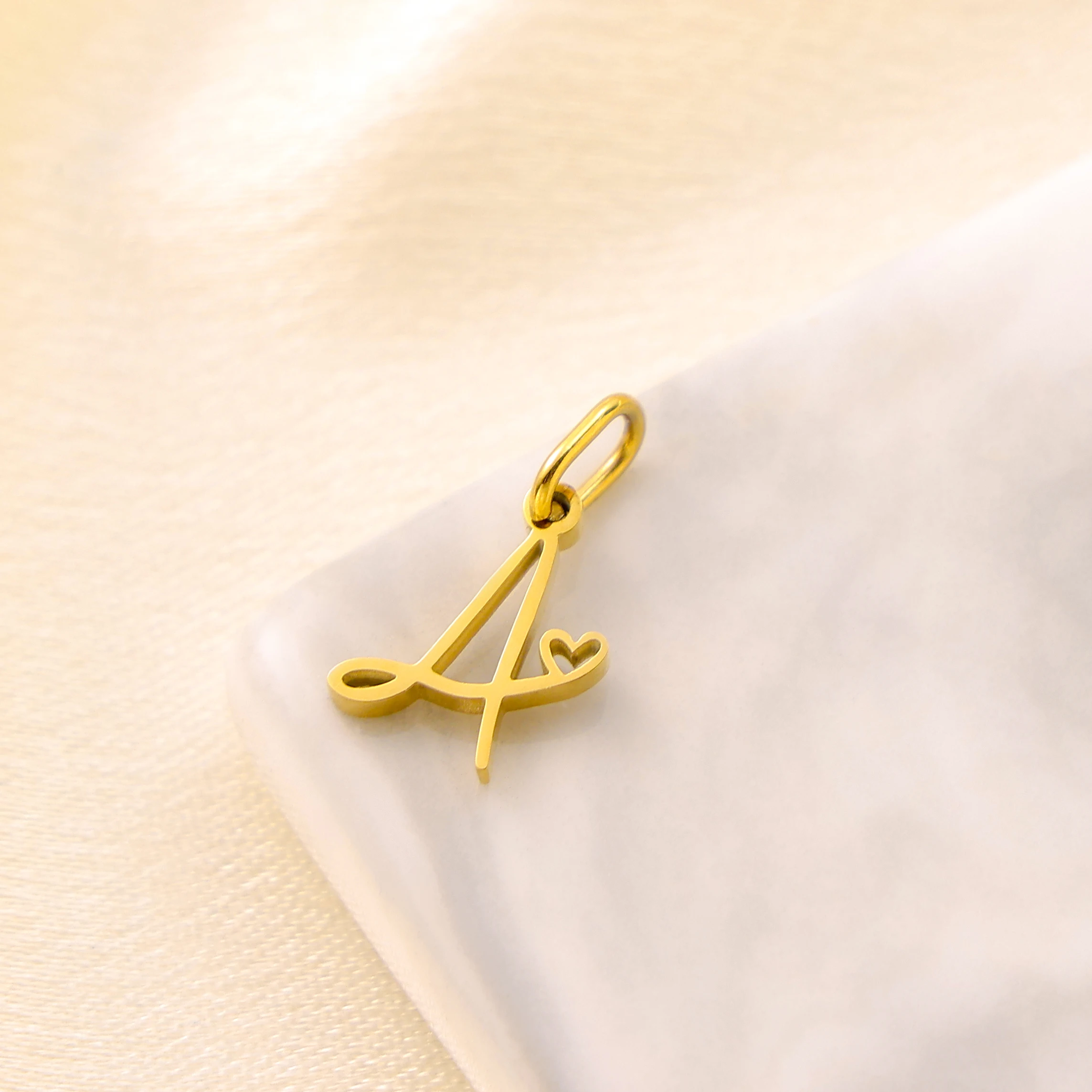 26 letter accessory pendants can be freely paired with necklaces or bracelets, DIY commemorative accessories