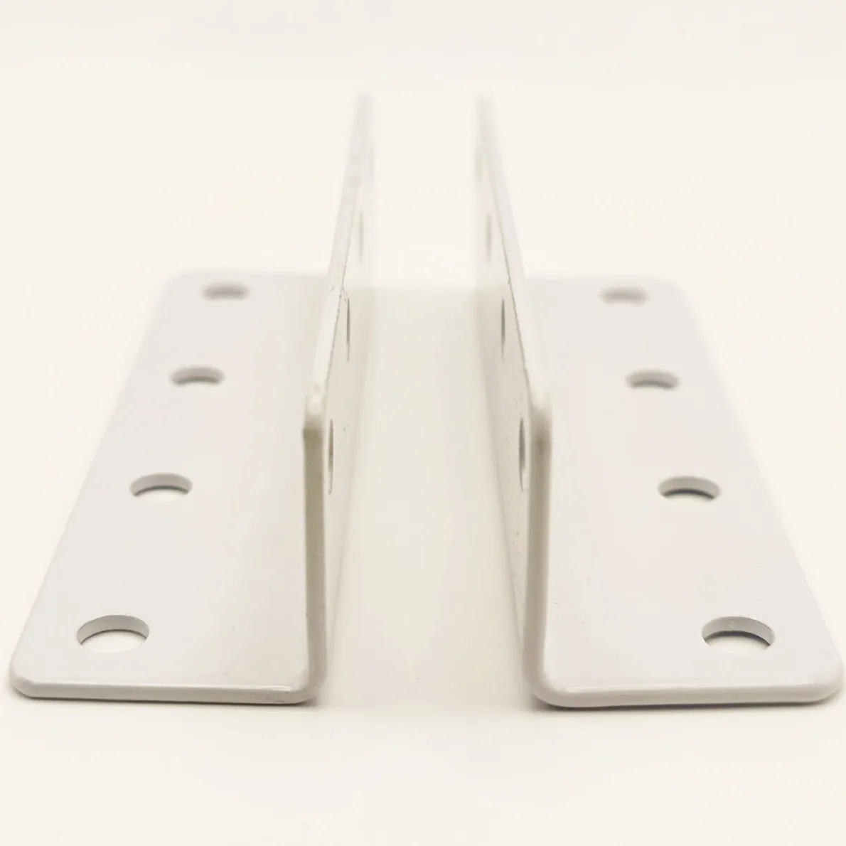 موصلات أثاث خزانة L جديدة ملحقات الأجهزة مطلية بمسحوق من الفولاذ المقاوم للصدأ مثلث حديد أبيض على شكل حرف L زاوية قائمة