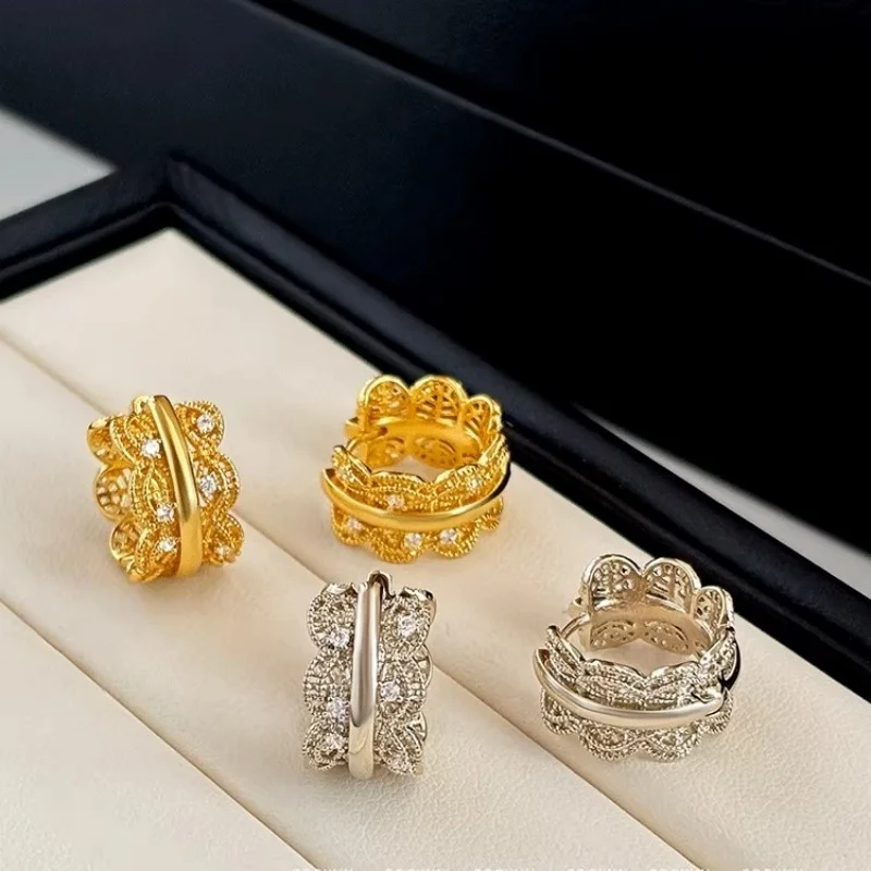 

Европейские и американские винтажные кружевные полые круглые серьги с пряжкой для ушей для женщин, новые осенне-зимние высококачественные изысканные ювелирные изделия