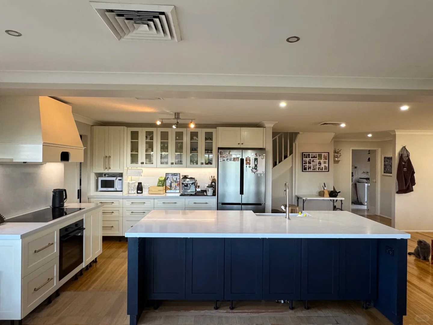 Armario hecho a pedido: organizador de ropa que ahorra espacio con perchas |   Color y diseño personalizados