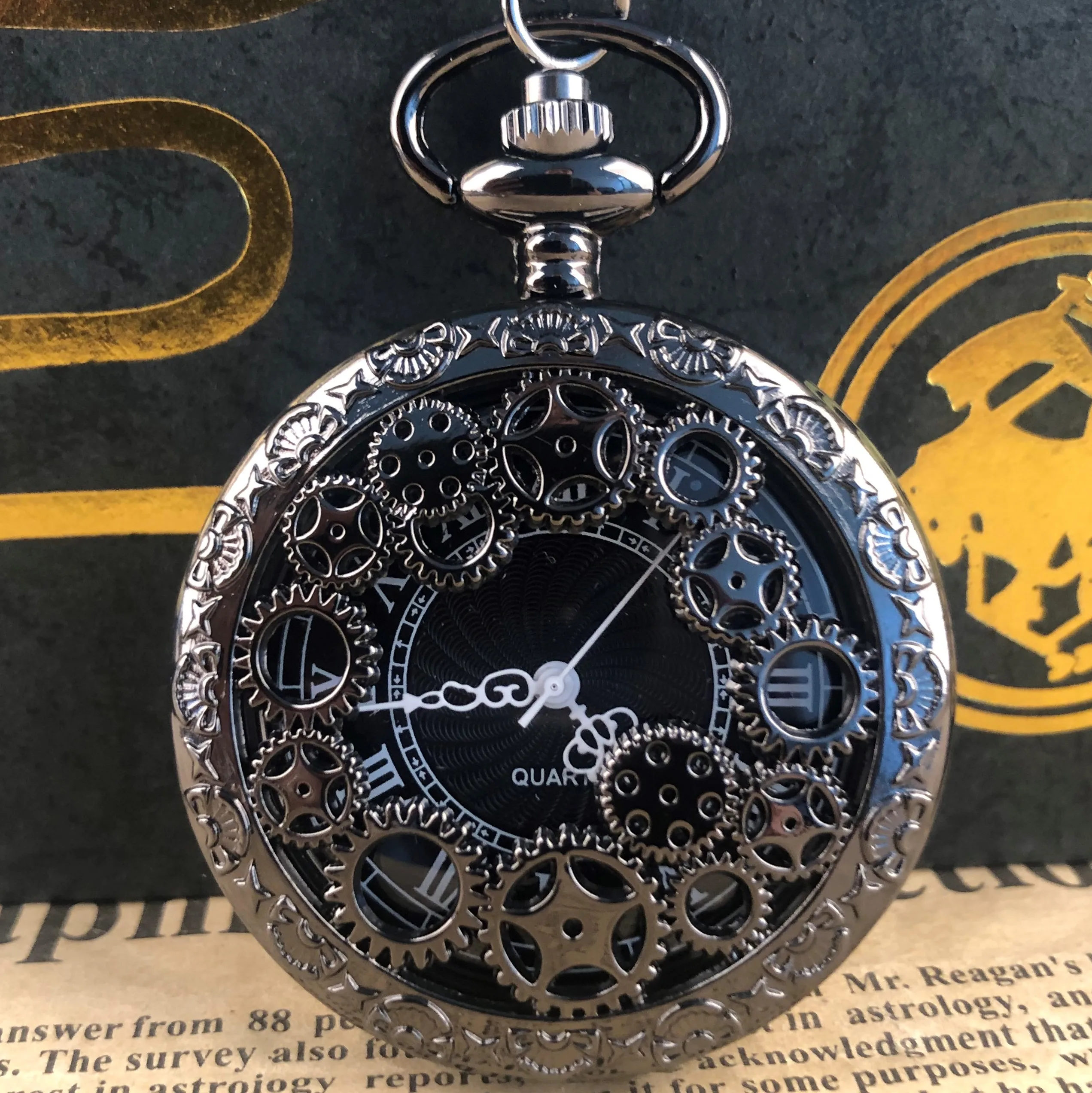 

Black Hollow Pinion Quartz Pocket Watch Roman Numerals Personality Necklace Pendant Men Women Student Gifts Popular Clock