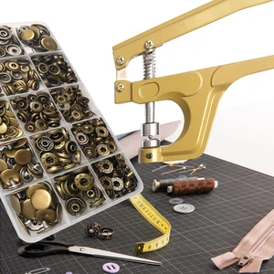 ファスナーボトーン付き金属スナップファスナーボタンキット衣料品用の縫製アクセサリーの縫製ペンチ 8つの最高の販売グッチボタンがスタンプされた-8