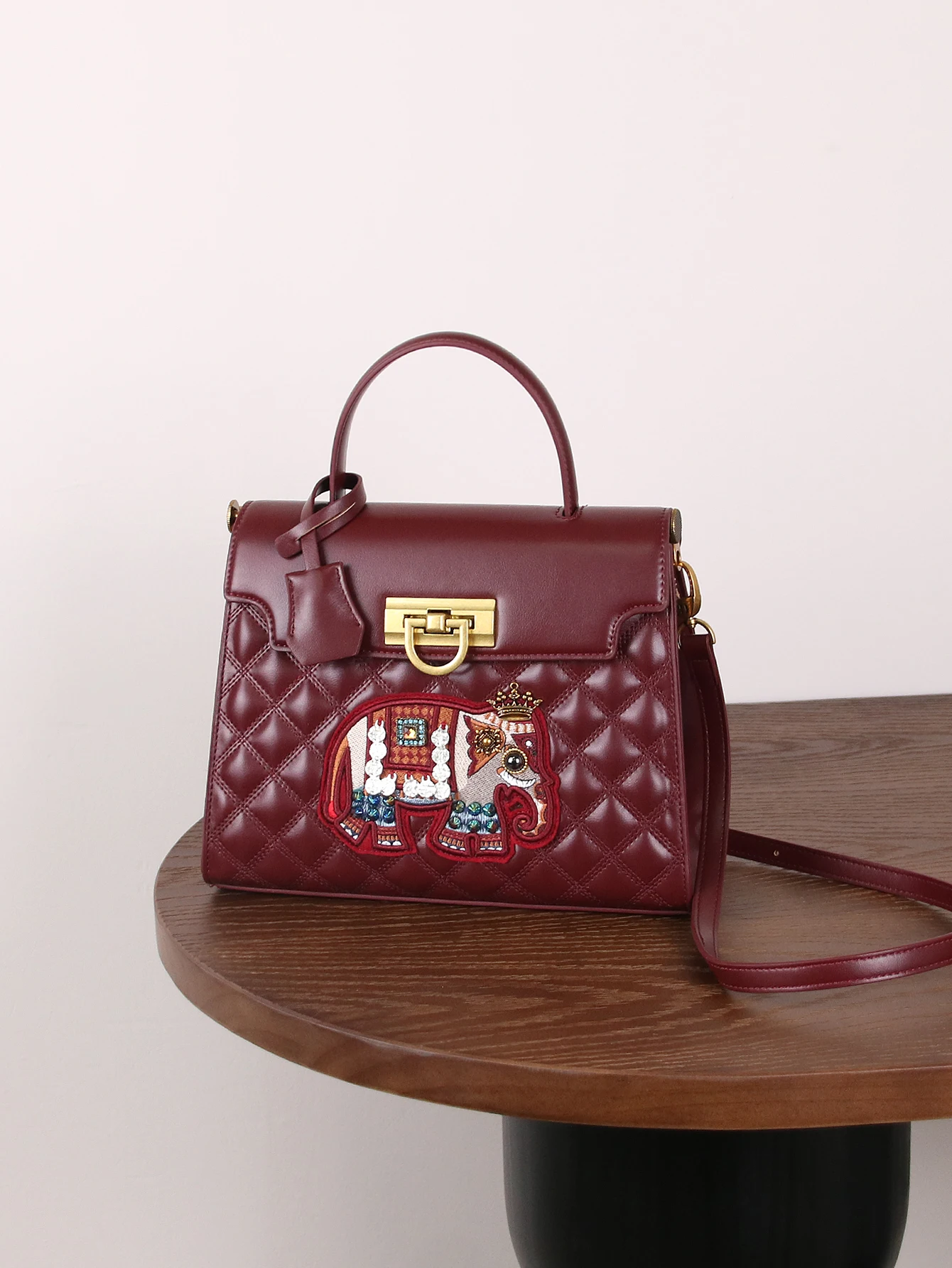 Large-capacity ladies portable tote bag 2025 fashion new luxury heavy industry embroidery animal pattern bag retro printing shou