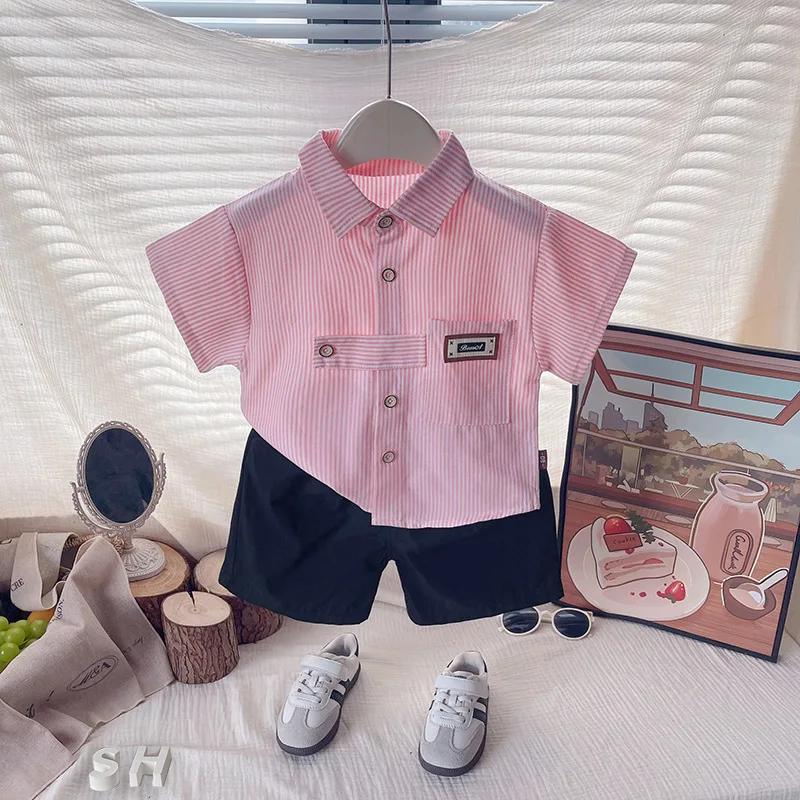 طقم ملابس بوتيك للأطفال الأولاد 2026 قمصان صيفية جديدة مخططة عمودية بأكمام قصيرة ملابس علوية وسراويل قصيرة قطعتين ملابس أطفال