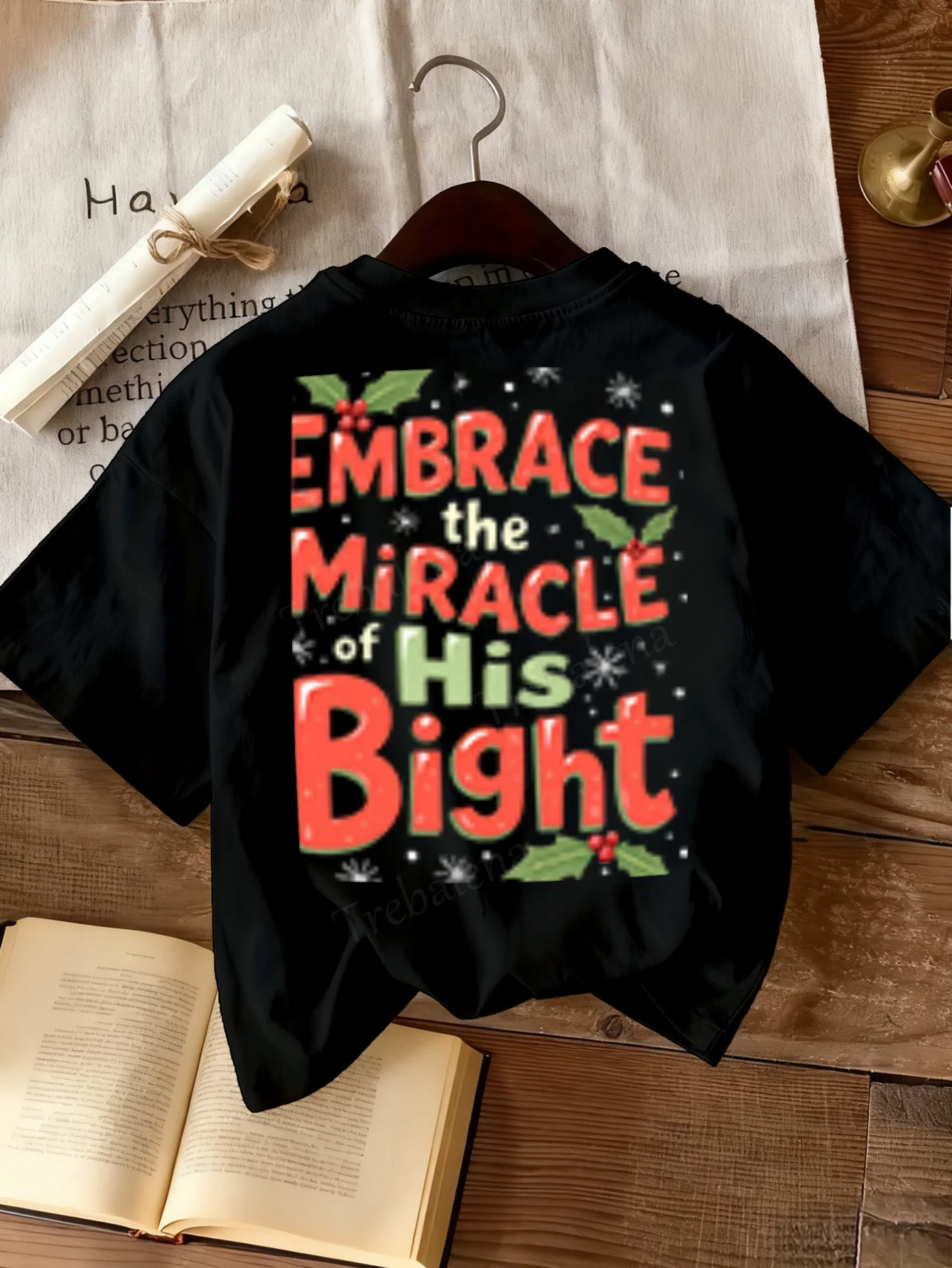 女性用 T シャツ 彼の光の奇跡を抱きしめる クリスマス T シャツ