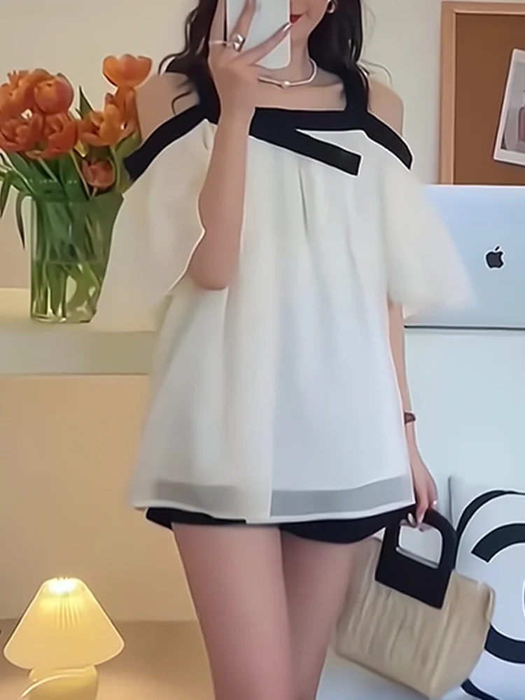 قميص نسائي صيفي أنيق بأكمام قصيرة وتصميم كوري مستقيم بقصة مفتوحة على الكتفين ولونين متباينين، مثالي للعمل والمناسبات.