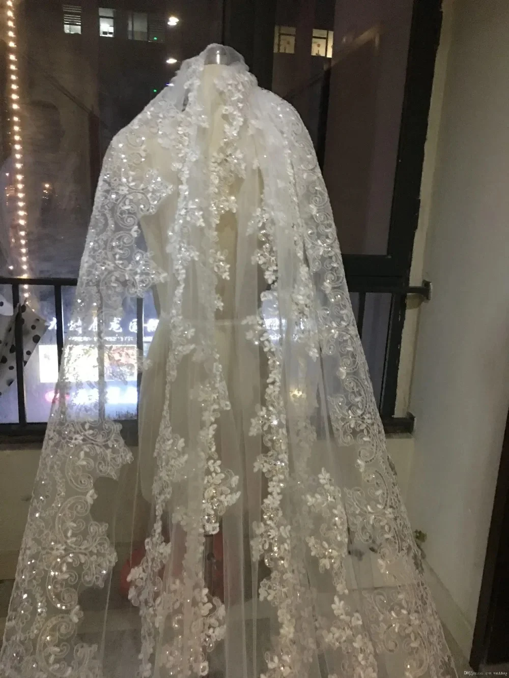 Véu de noiva luxuoso com lantejoulas brilhantes, véu de noiva para igreja, borda de renda, pente de metal de 1 camada, 5 metros de comprimento, acessórios de casamento