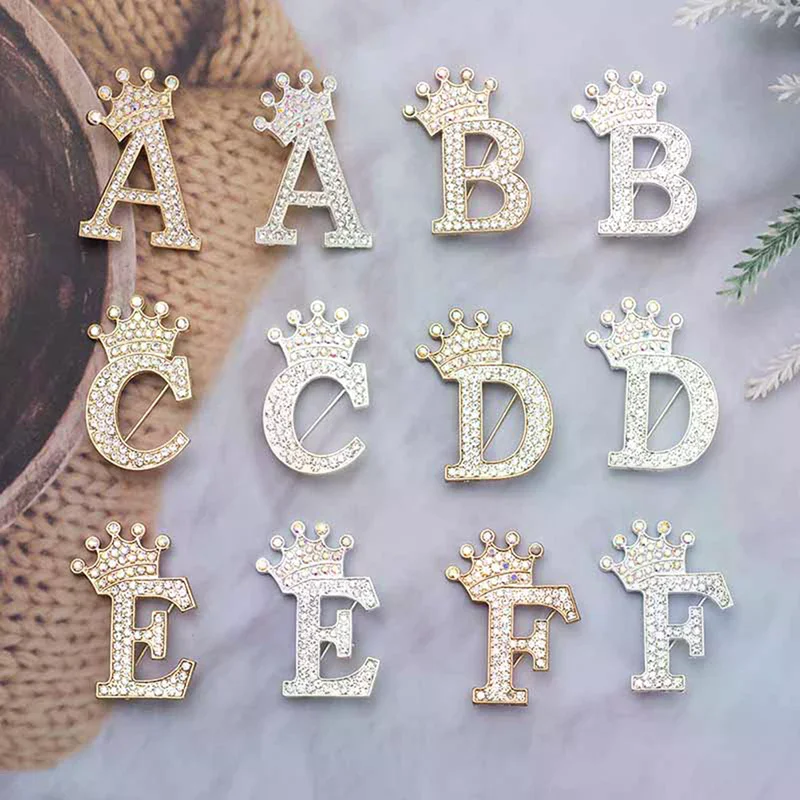 Corona di moda 26 lettere iniziali dalla A alla Z spilla con strass di cristallo per le donne Abito da sposa Spilla per colletto con risvolto Gioielli