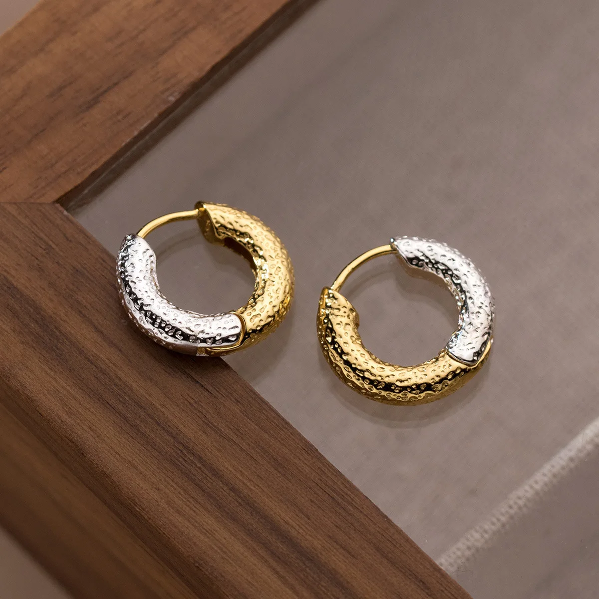 Neue beliebte zweifarbige Ohrringe mit konkav-konvexer Textur in Gold und Silber mit kontrastierendem Design 3709