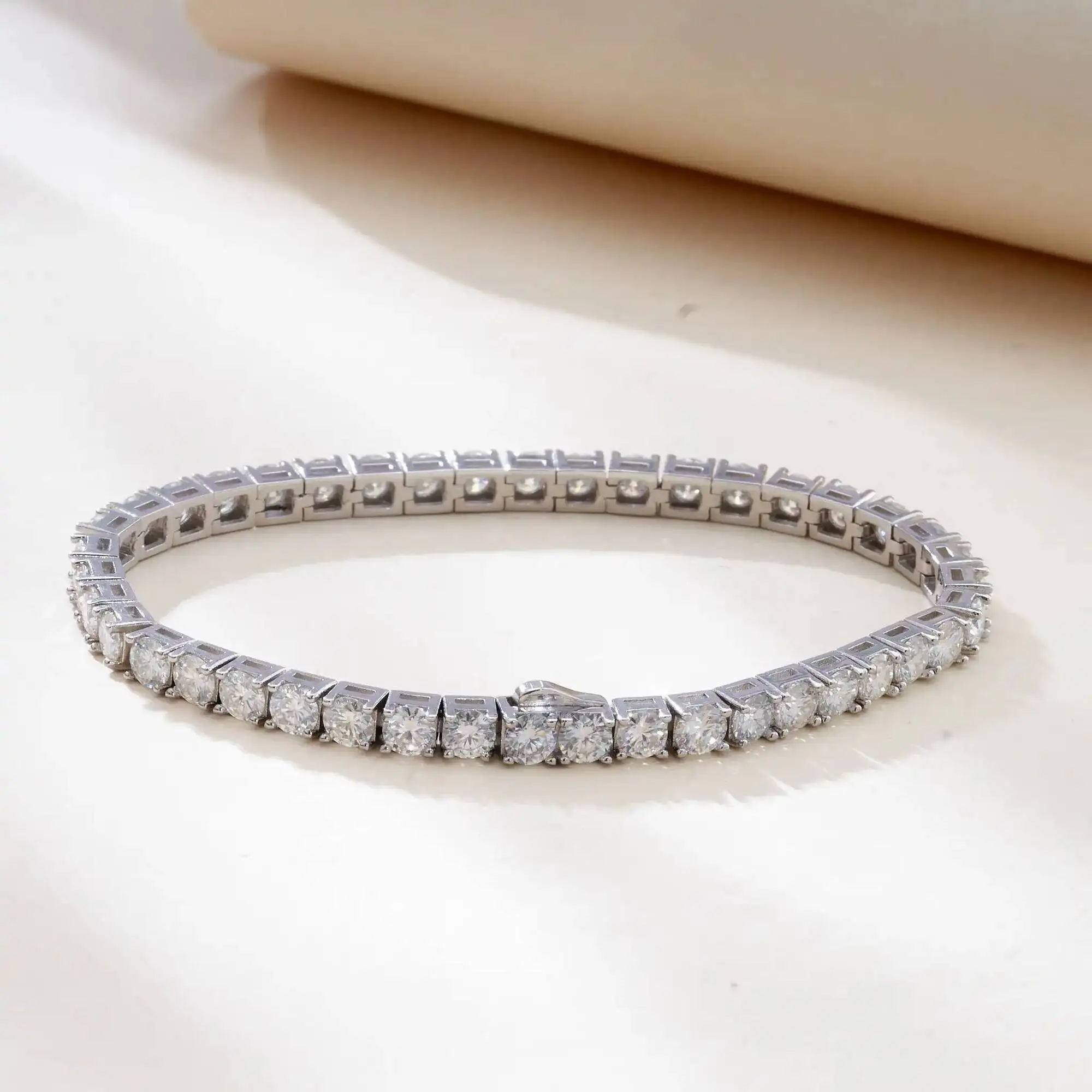 TY Moissanit-Tennisarmband, 925er Silber, versteckter Verschluss, GRA-zertifizierter Labordiamant, 18 Karat Hochzeitsarmbänder für Damen und Herren – Detail 20
