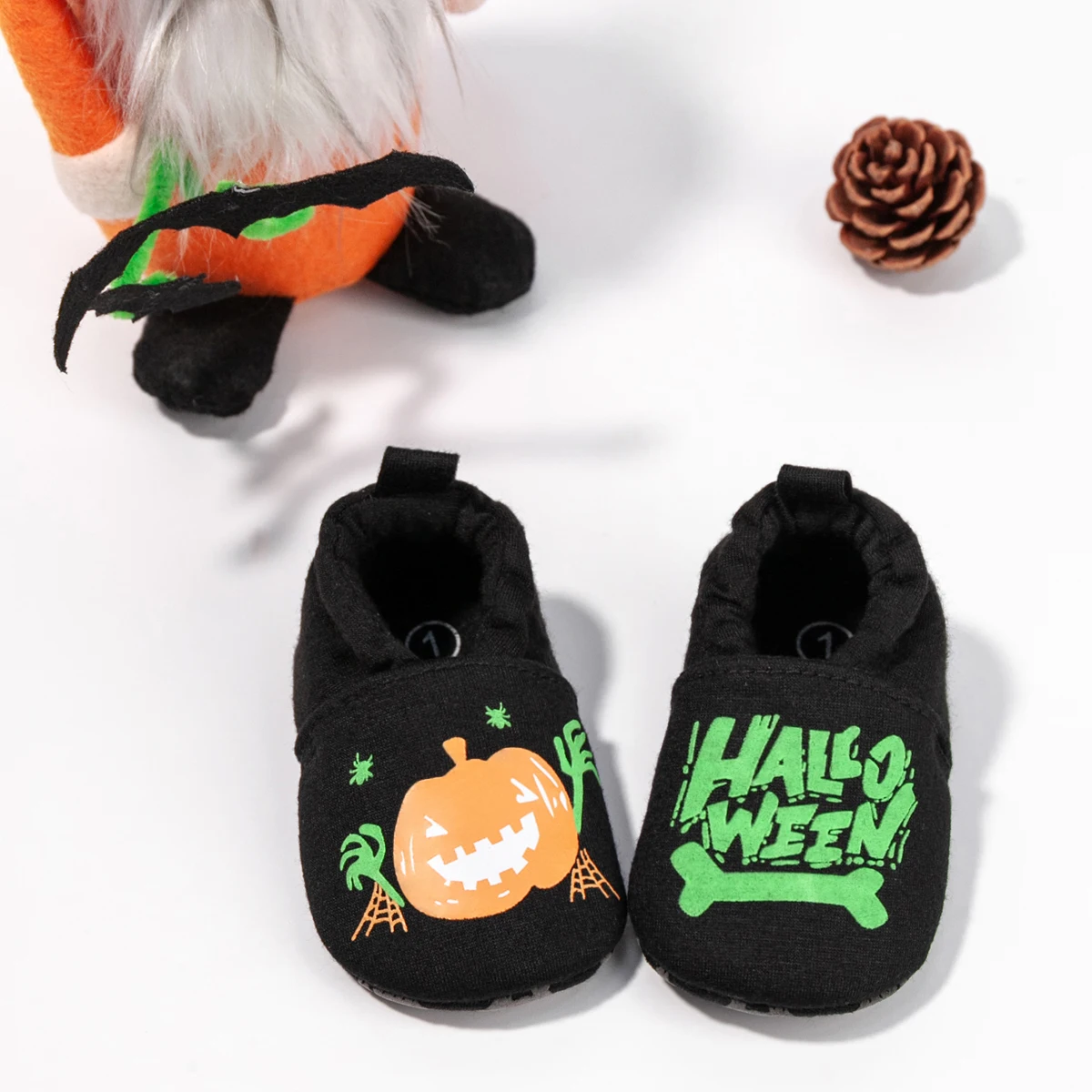 Zapatos de bebé con alfabeto de calabaza de Halloween, zapatos que brillan por la noche, suela suave, primeros caminantes, zapatos de cuna para recién nacidos