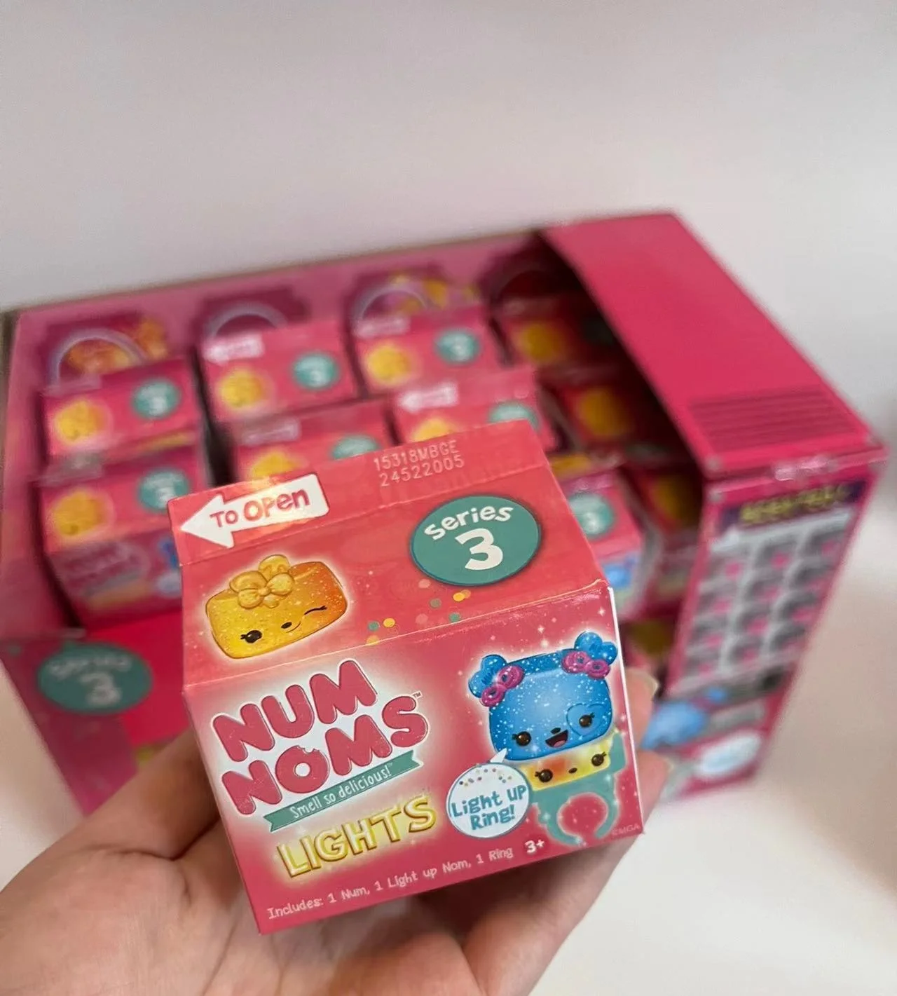 Num Noms تضيء حلقة الوحل لذيذ جدا مفاجأة اللعب سر ماكياج الشفاه لمعان رائحة Snackables Kawaii دمى