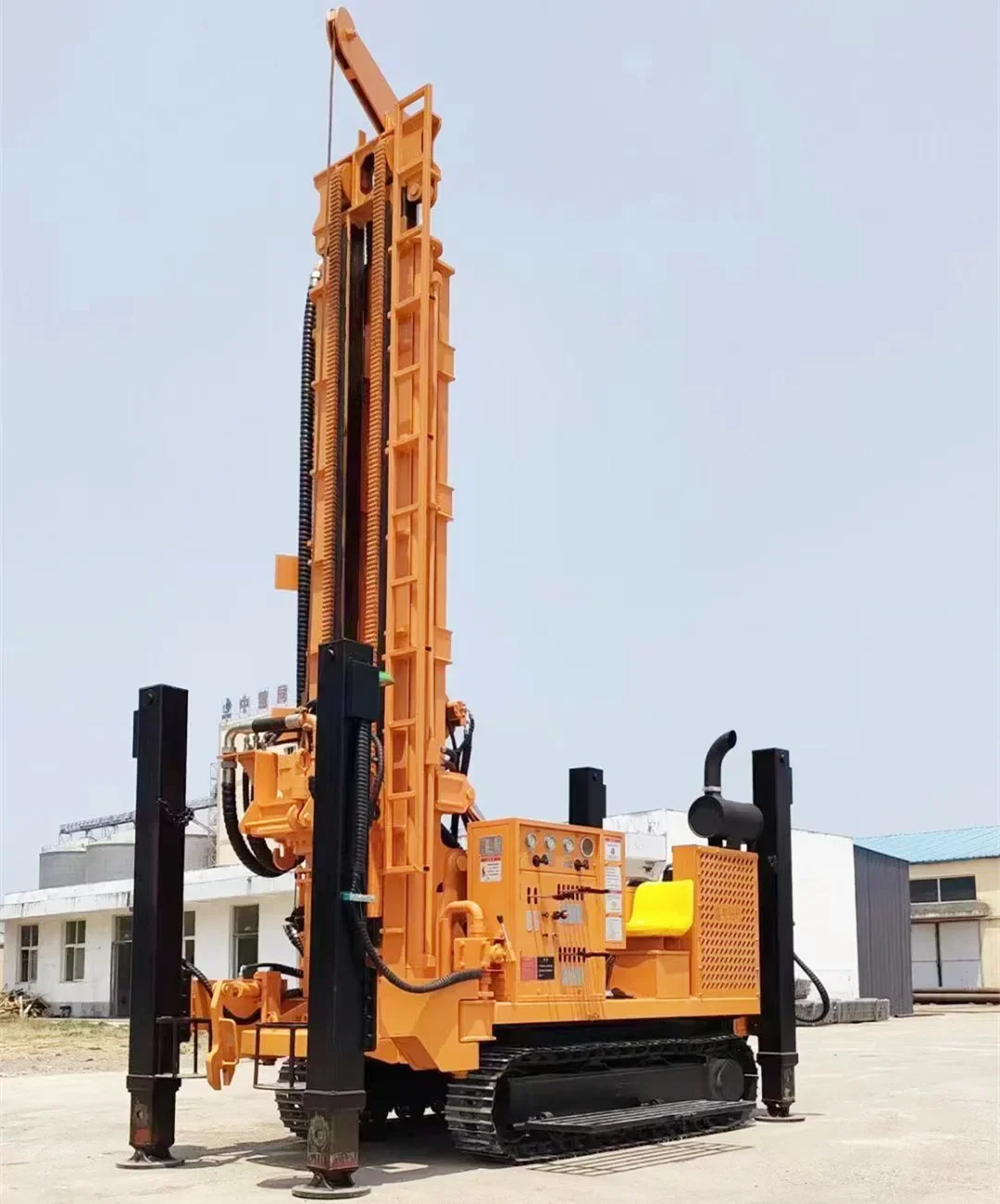 Crawler Type 200m Deep Hydraulic DTH Water Well Drilling Rig For Borehole Drill
