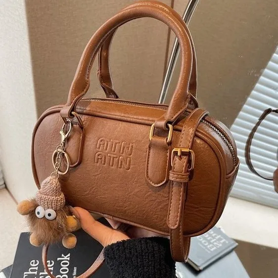 

Новая европейская и американская маленькая квадратная сумка, женская нишевая дизайнерская портативная сумка через плечо с красивой индивидуальностью.