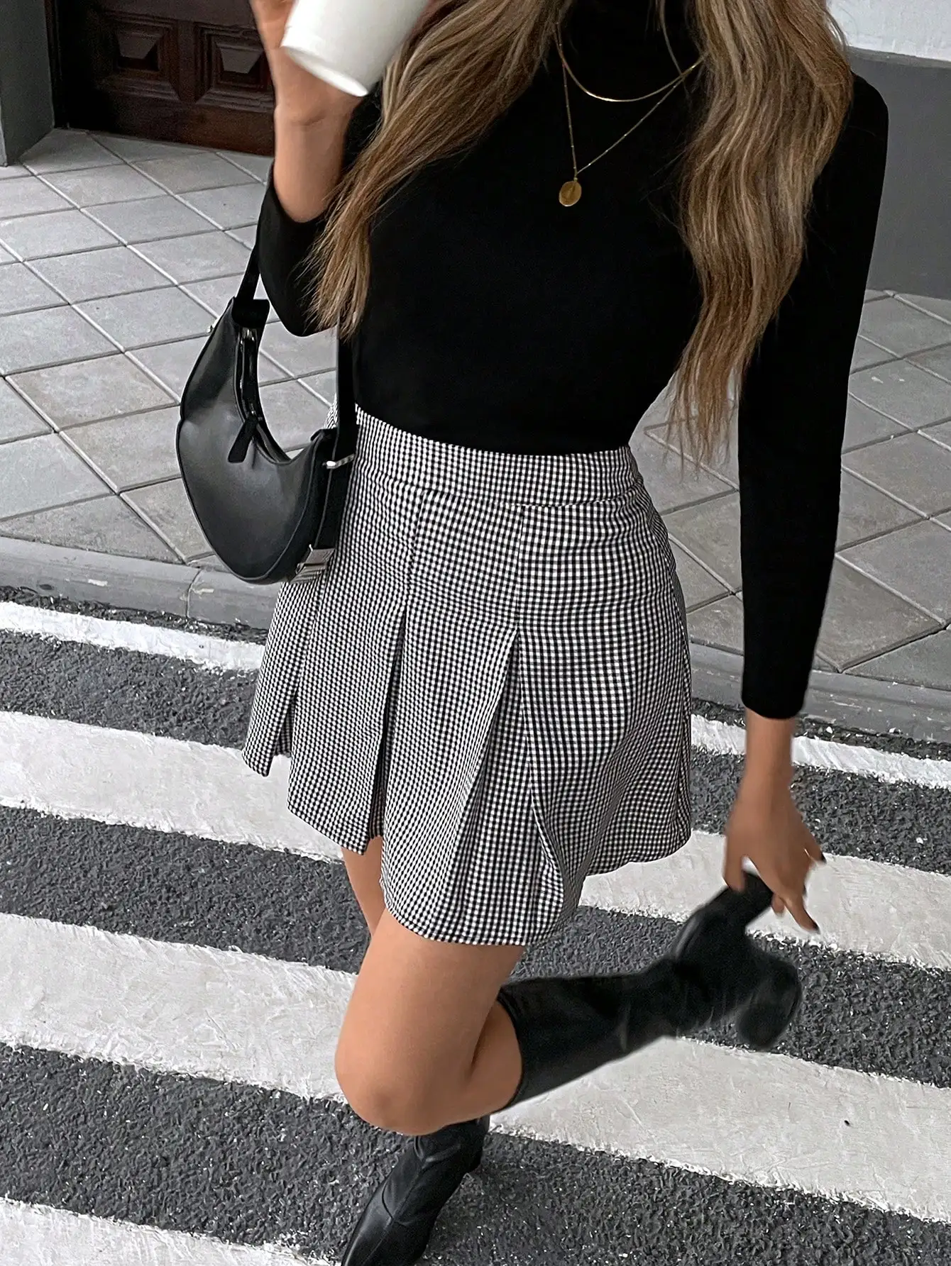 Saia Mini Plissada em Xadrez Preto e Branco com Fecho de Zíper