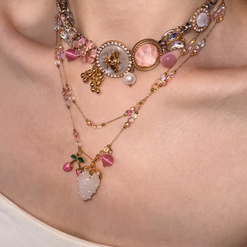 Vintage-Stil Mehrschichtige Perlenkette mit Rosa Kristallen und Eingefassten Anhängern, Halskette mit Fruchtanhänger, Statement-Modeschmuck für Frauen