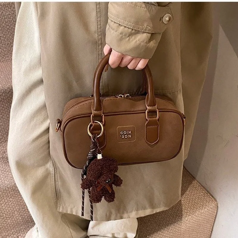 

Trendy Vintage Messenger Bag For Women In Paris Fashion Show With High-End Leather Design