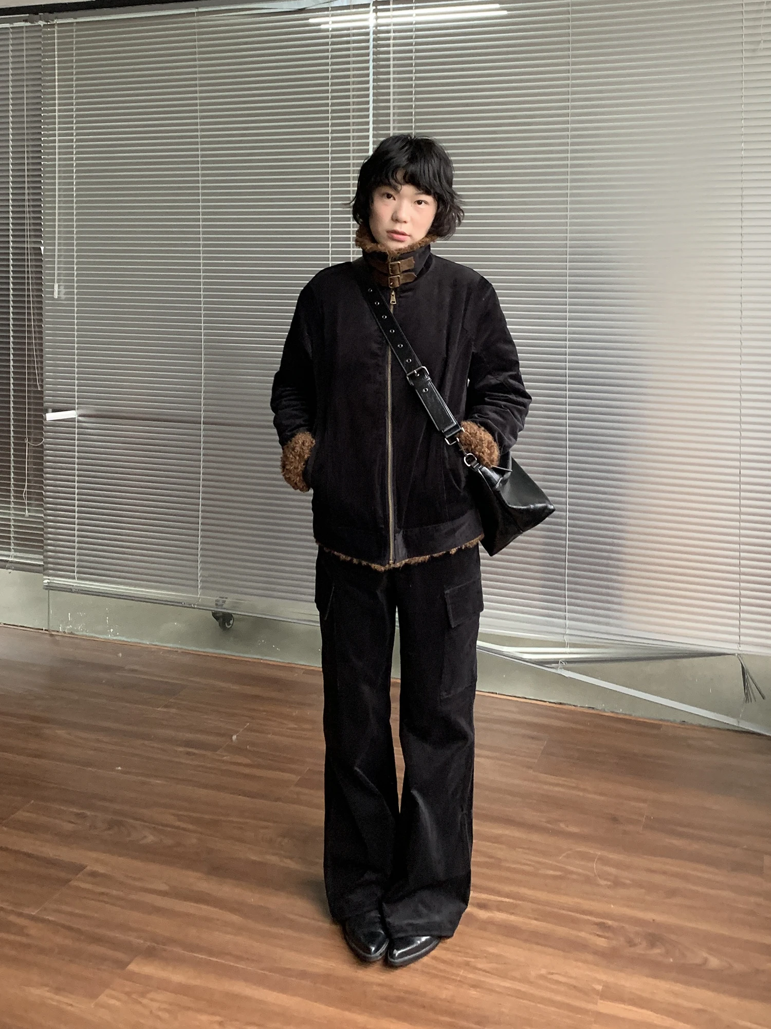 

Женская теплая зимняя куртка из вельвета с хлопковой подкладкой, в стиле ретро, на молнии, с меховым воротником