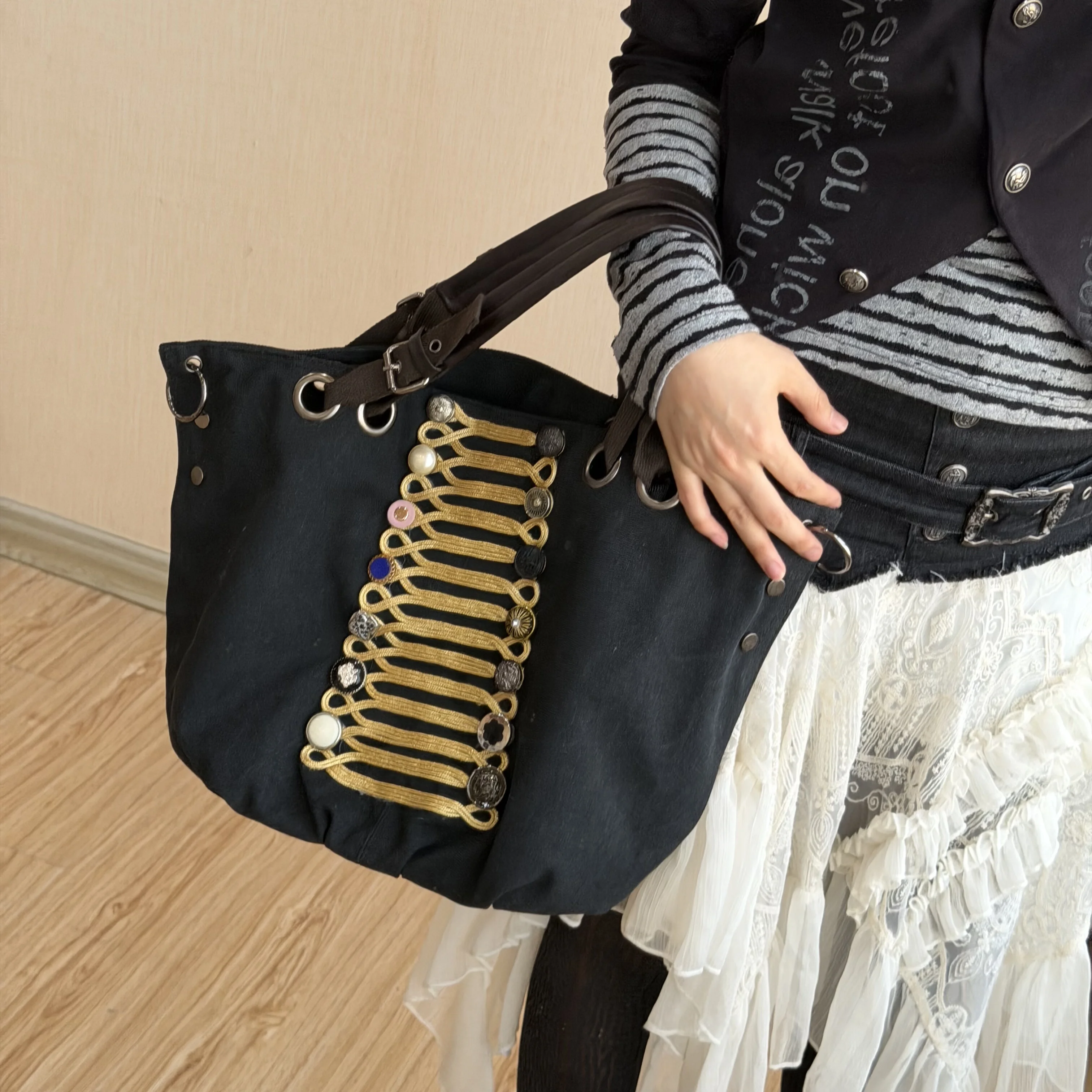 Original Designer Canvas-Tasche für Damen mit Nieten-Verzierung und Metall-Handgriff, Modische Schultertasche für Frauen – Detail 6