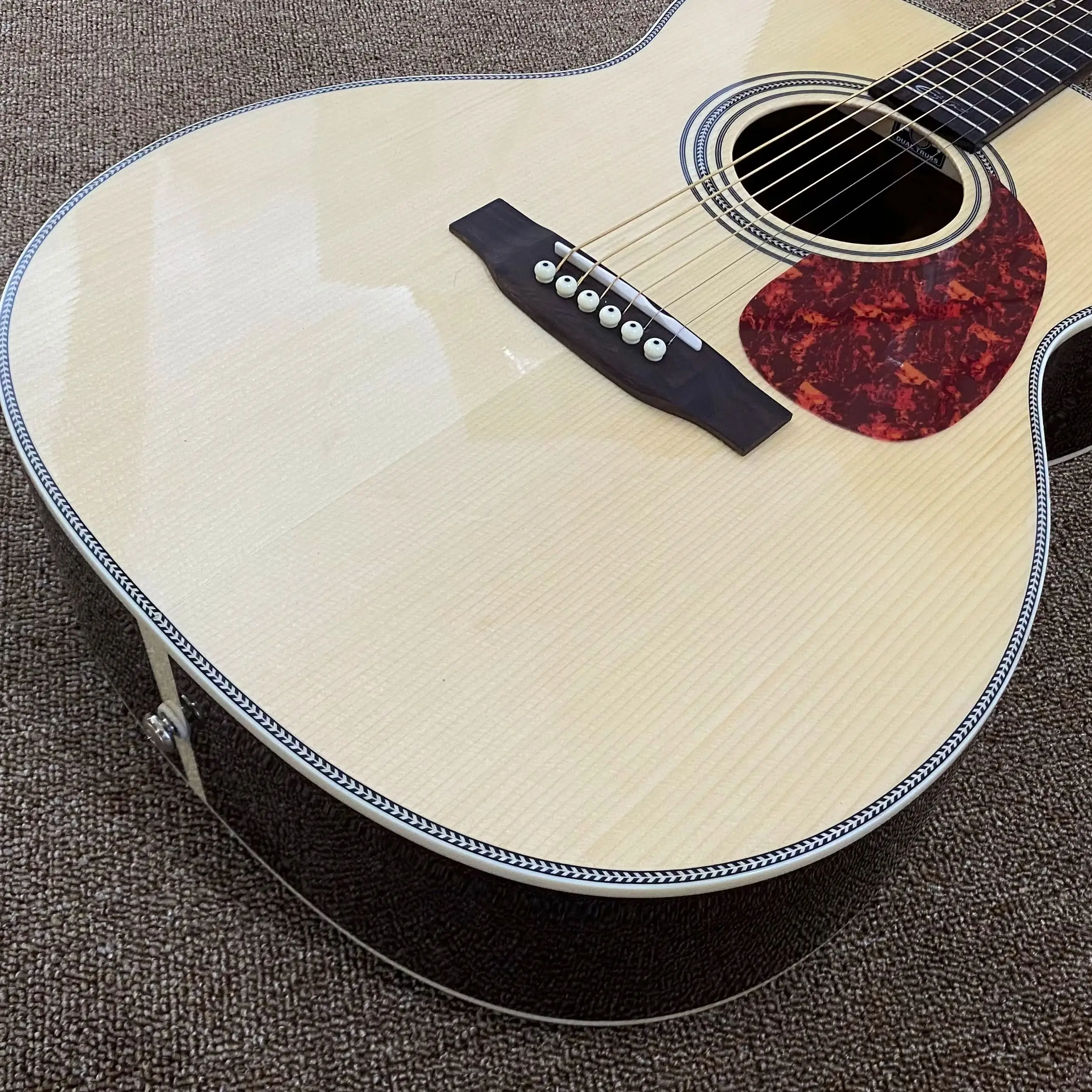 New 00028 Acoustic Guitar with A Natural Wood Color Spruce Top and 6 Strings Symmetrical Design for Folk Guitar