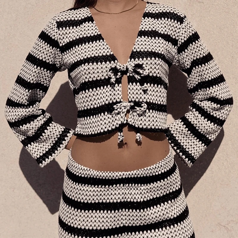 ชุดบิกินี่ลายทางถักนิตสำหรับฤดูร้อน เซ็กซี่โชว์เอว ทรงเข้ารูป ชุดว่ายน้ำผู้หญิง เสื้อคอวีผูกเชือกและกางเกงขายาว ชุดสองชิ้น