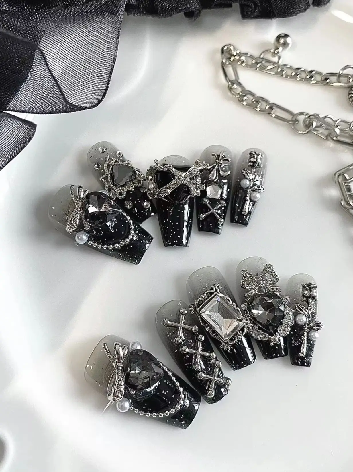 10 Stück herzförmige schwarze Zirkonium-Kreuzdorn-Rosen, extra lange trapezförmige Gothic-Nagelkunst, handgefertigt, geeignet für Halloween, Gothic-Stil, Punk-Lederkleidung, Dark Lolita, Sweet and Dark Dates, Street Fashion und Fotoshootings – Detail 1