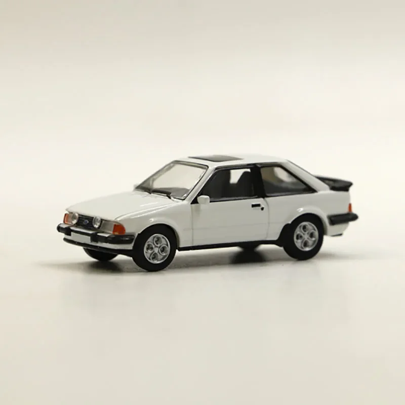 Resin 1:87 Ford Escort MK3 XR3 Car Model Adult Classic Collection Static Display Ornament