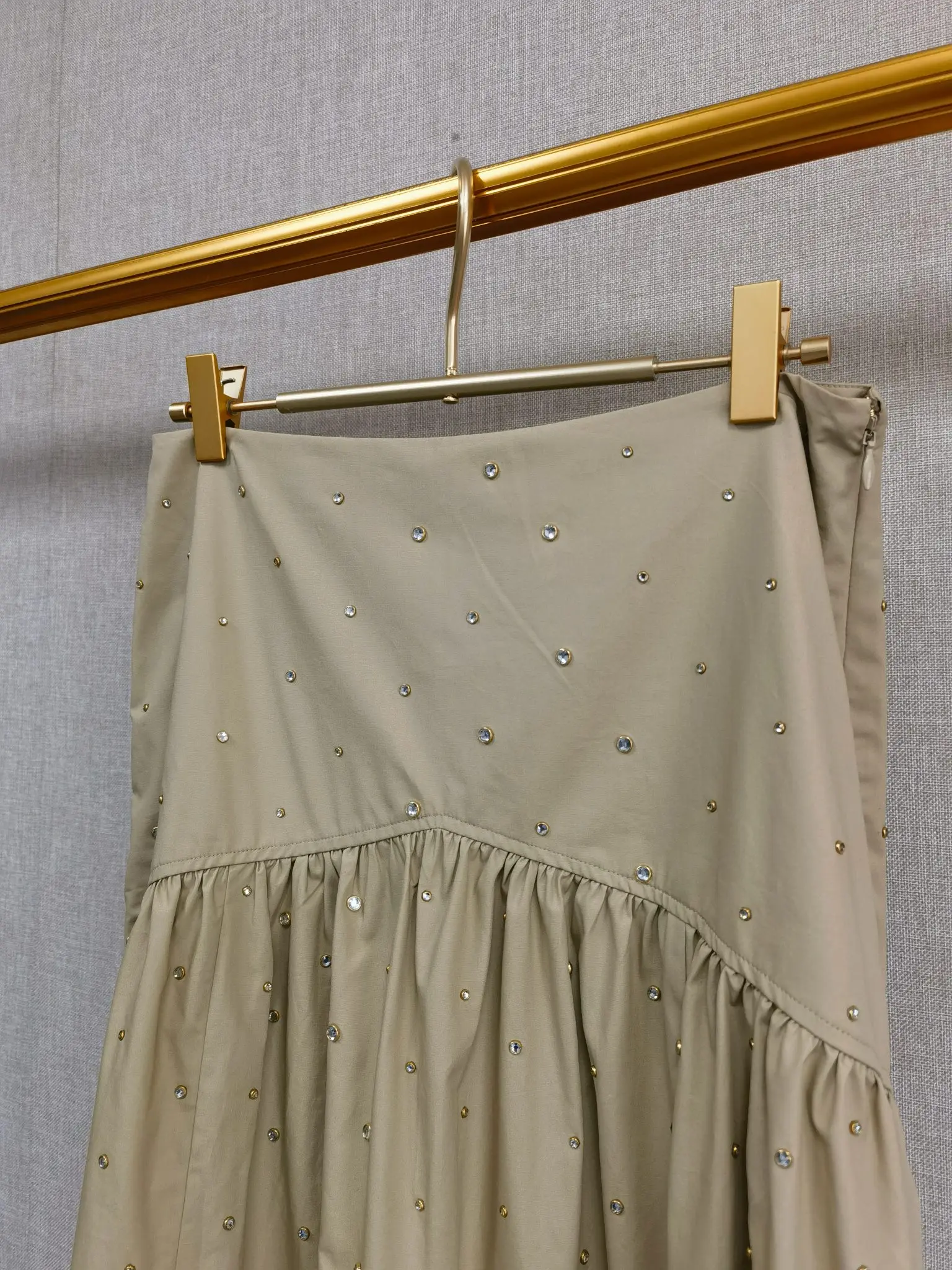 

Женская рубашка с коротким рукавом и декоративными заклепками, с одним карманом и отложным воротником, или плиссированная юбка миди с высокой талией и разрезом