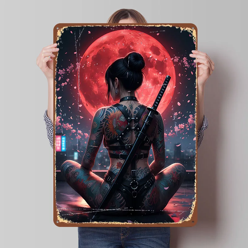Tätowierte Frau mit Katana und Rotem Mond als Druckposter, Individuelle Wandkunst, Retro Vintage Metallschilder für Heim-Dekoration