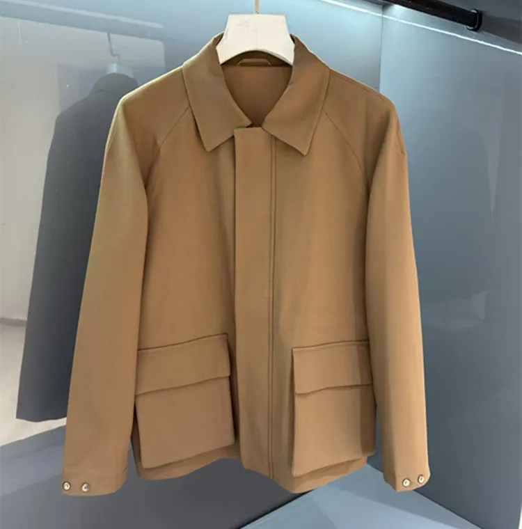 

Индивидуальная новая мужская одежда из Европы и Америки на зиму 2025 года. Модная куртка на молнии с длинными рукавами и лацканами.