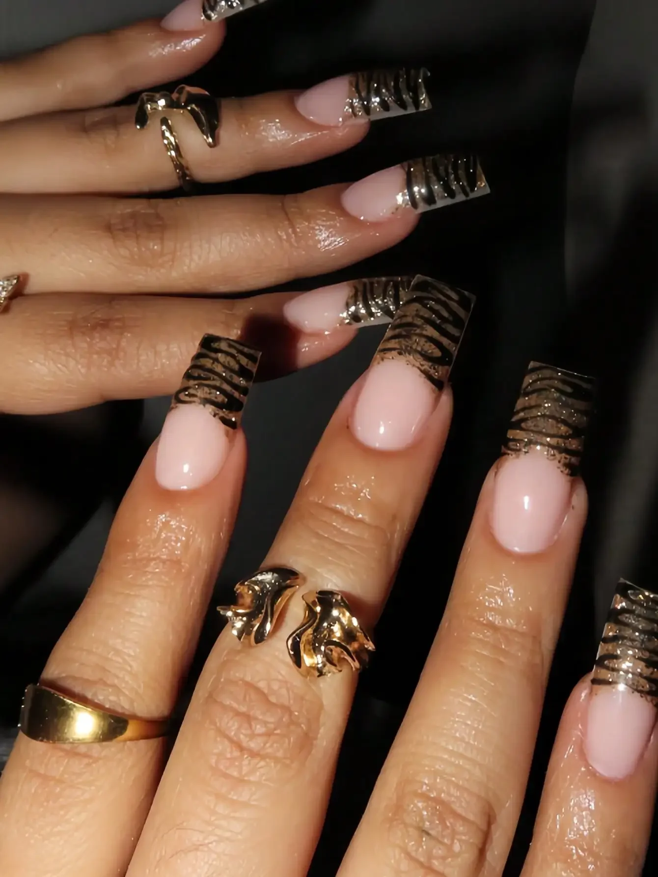 

Upgrade Your Style With Y2K Vibes! Instantly Elevate Your Look With 24pcs Medium Square Press-On Nails, Featuring Fashionable Black & Pink Polka Dot Pattern With Wide Edges, As Well As Classic Black, White & Forest Green Striped French Tips. Full Coverage