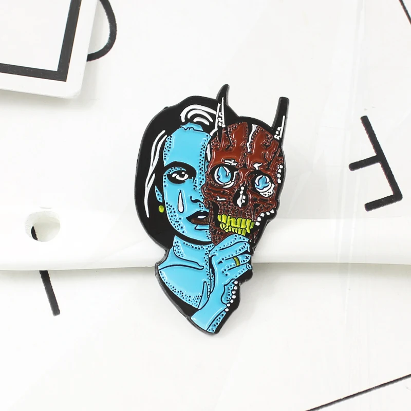 Email Broche Trieste Heks Gothic Denim Jean Shirt Tas Cartoon Sieraden Cadeau Horror Blauwe Buitenaardse Duivel Masker Pin Broche Voor Vrouwen