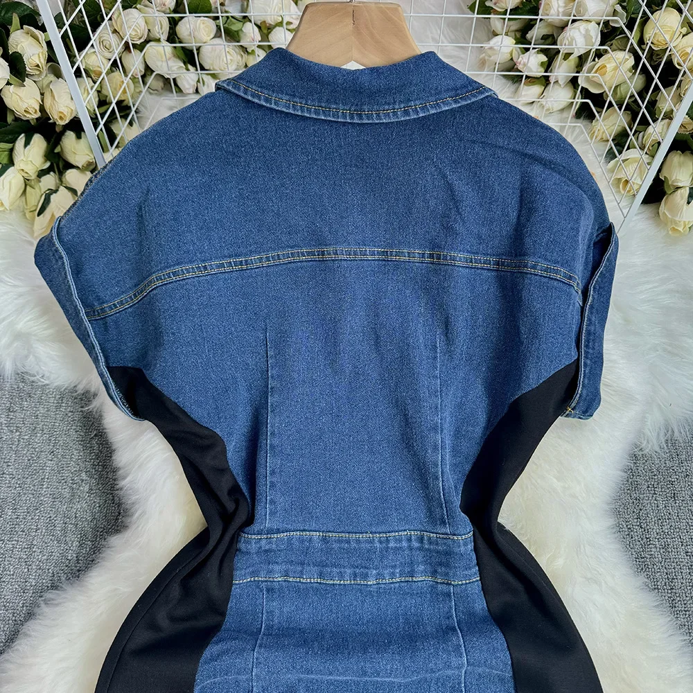 Vestido francês com fenda no quadril do pacote de temperamento Sense sênior. Vestido jeans de manga curta com adorno de botão colorido Sense Design de verão