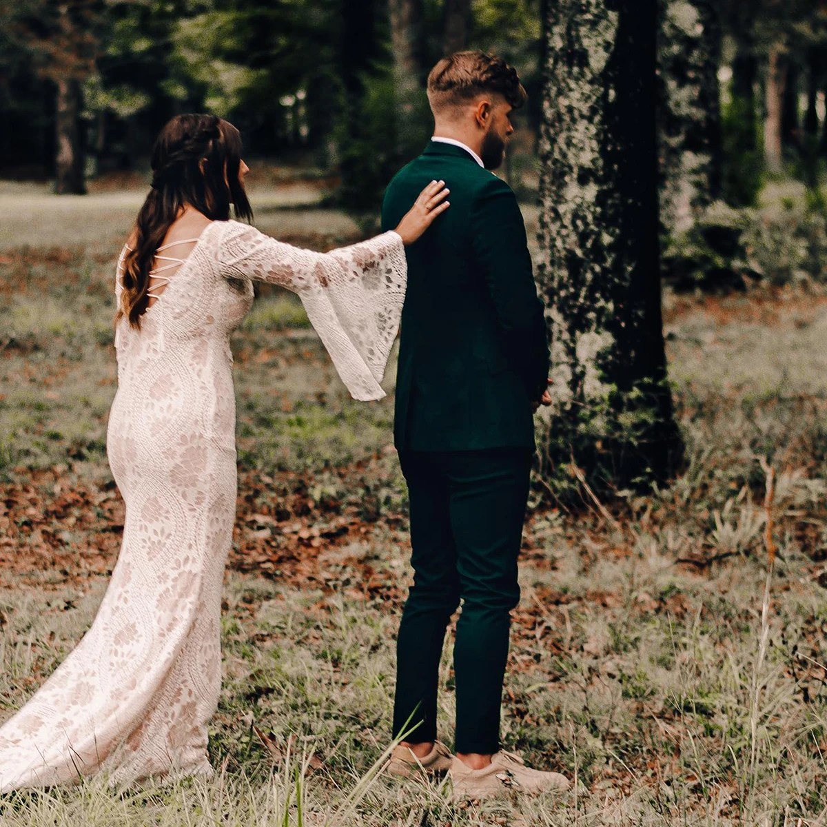 Vestidos de novia bohemios de manga larga acampanada, sirena con cuello en V, encaje entrecruzado, vestido de novia con apliques y escote en V Hippie personalizado