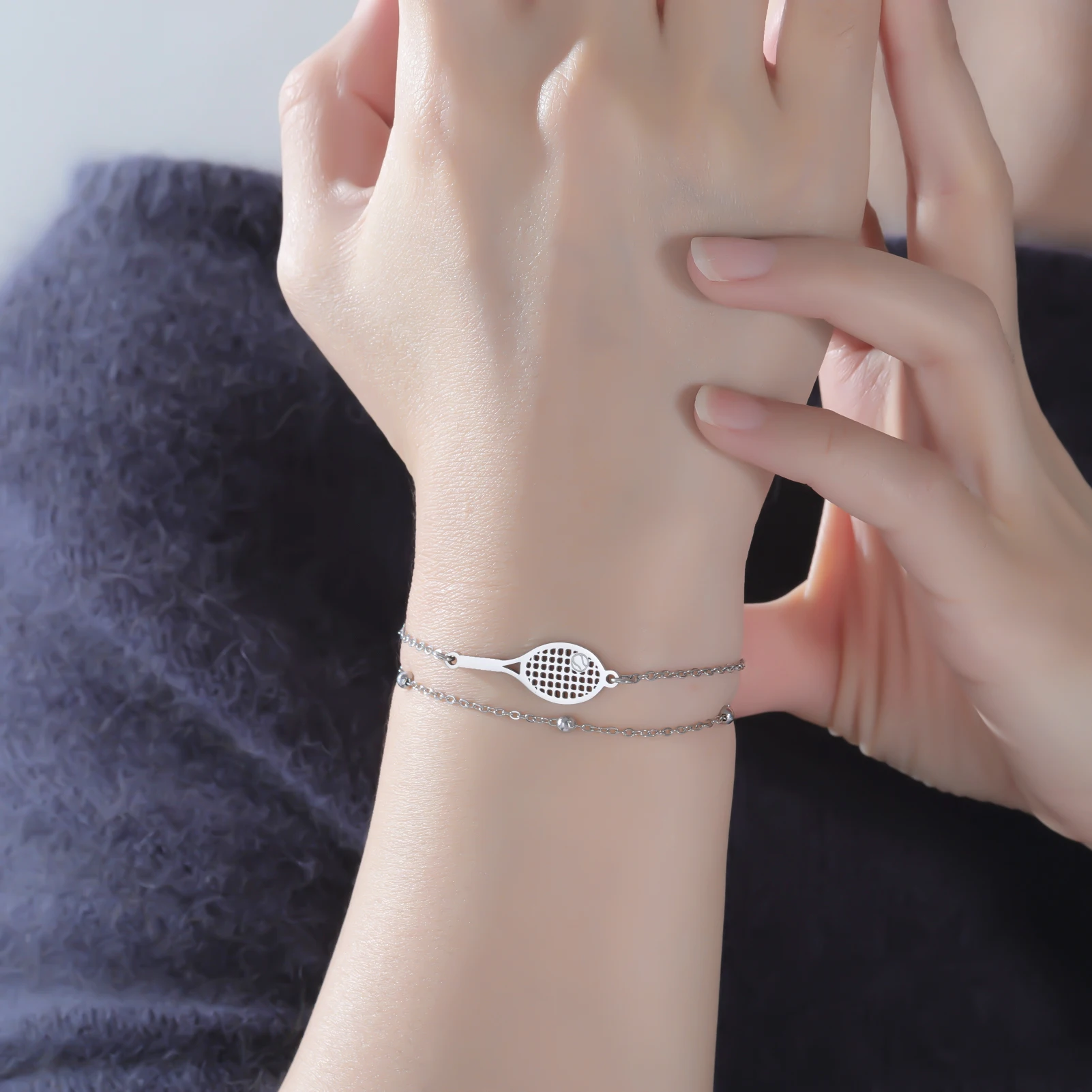 Kkjoy Hohles Tennisschläger-Armband, Edelstahl-Armband, Sport-Charms, Schmuck, minimalistisches Geschenk für Tennisliebhaberinnen, Frauen und Mädchen – Detail 9