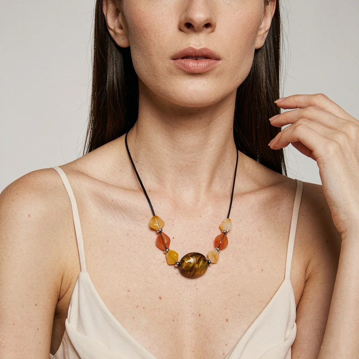 Ästhetische Boho-Halskette mit unregelmäßigen Acrylperlen und schwarzem Seil für Damen und Herren, Retro-Handarbeit, geometrischer Choker, Partyschmuck – Detail 5