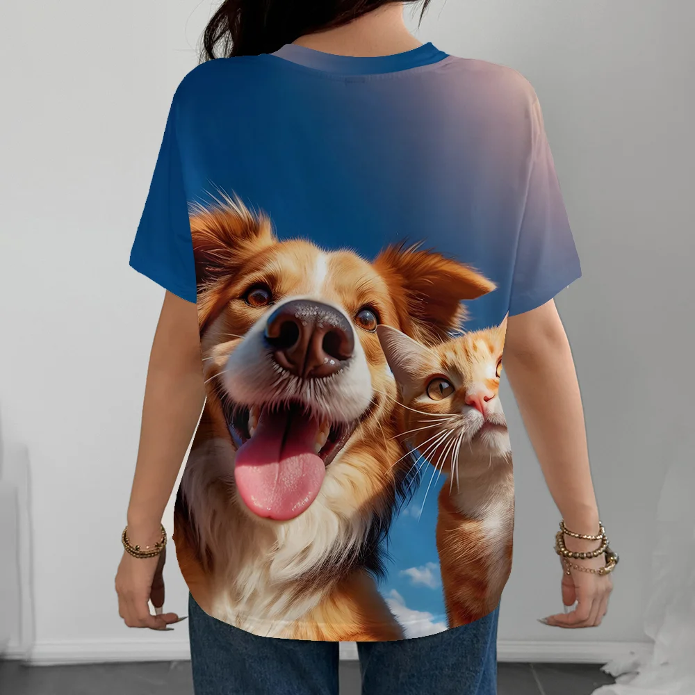 Camiseta de mujer azul con estampado de perro y gato juguetón, tema informal, moda cómoda, manga corta azul de verano